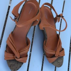 👏🏻Orange/muted color.Like leather wedge heel👏🏻